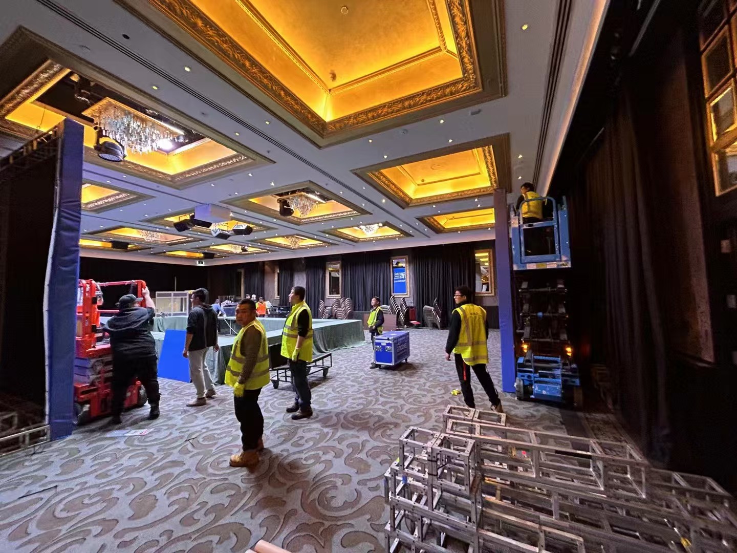 WE Displays project 19